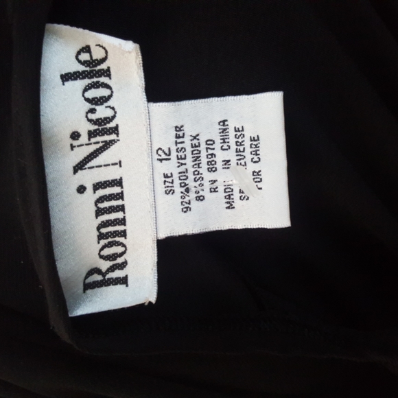 RONNI NICOLE ♡ Absolutely Gorgeous is This Comfy Sexy Black V Neck Dress 12 - Picture 10 of 10